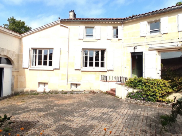 Splendide maison en pierre avec grand jardin à Saint Sulpice (17370) - Immobilier de charme