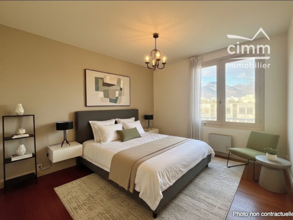 Appartement T3 à vendre à Grenoble avec balcon et cave, potentiel rénovation, idéal investisseur ou résidence