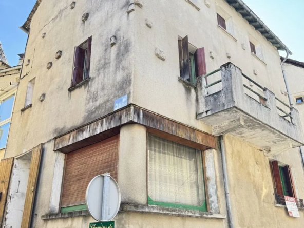 Immeuble à rénover de 120 m² à BLEYMARD avec garage et proximité écoles et transports