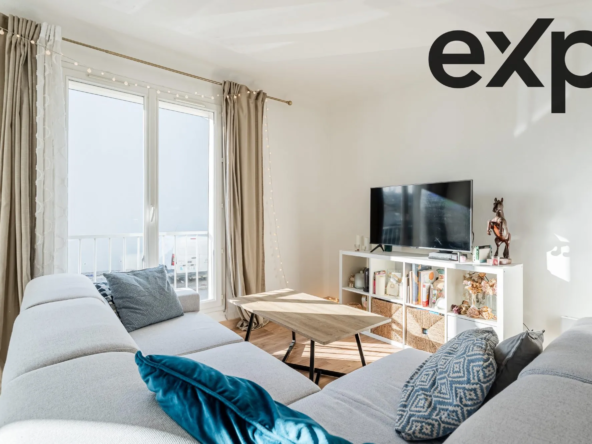 Séjour lumineux Appartement T3 rénové avec balcons à La Mède - Luminosité et confort