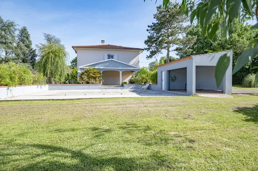 Maison à Montauban avec grand terrain, piscine et potentiel résidentiel exceptionnel 