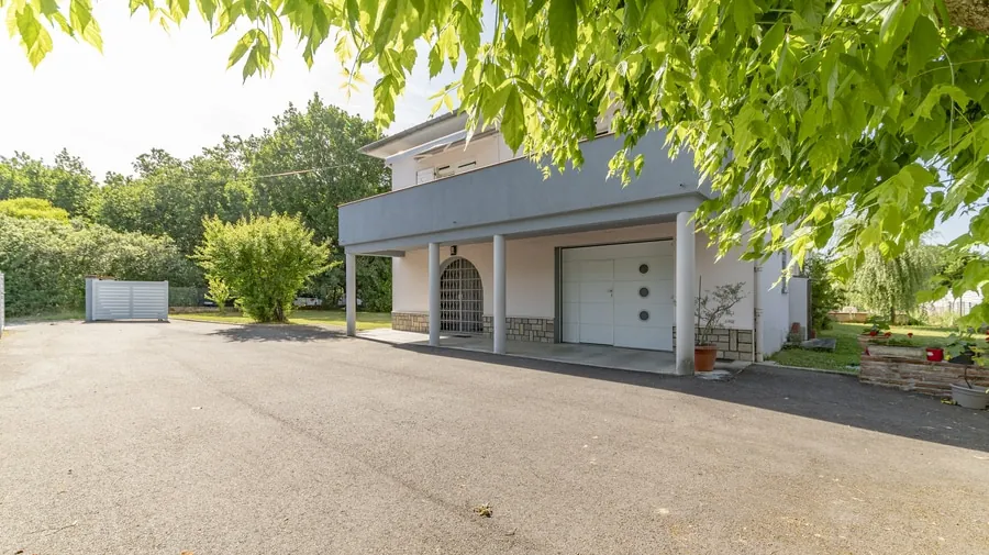 Maison à Montauban avec grand terrain, piscine et potentiel résidentiel exceptionnel 