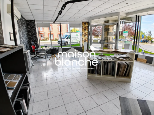 Immeuble historique à vendre à L'Absie, potentiel de rénovation et revenus locatifs