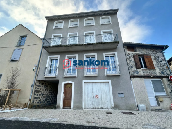 Immeuble à vendre à Laussonne avec 2 appartements et garage en France