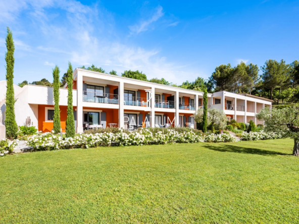 Appartement T2 rénové avec terrasse, parking et piscine à Gréoux-les-Bains
