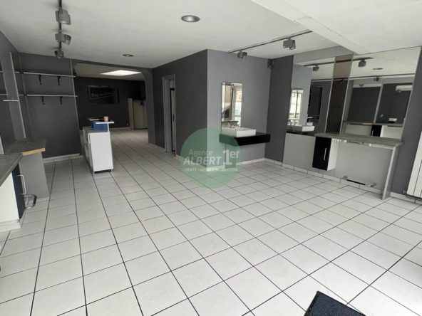 Local commercial de 72 m² à Montivilliers en bon état