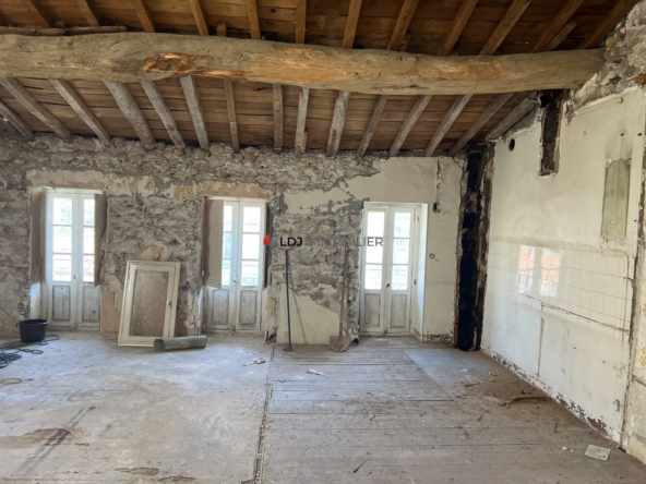 Loft à rénover de 55 m² avec balcon et vue montagne à Amélie-les-Bains
