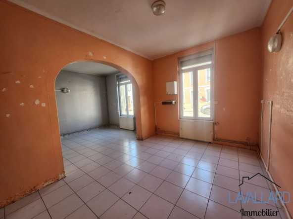 Maison de ville à rénover à Corbie - 70 m², cave, cour, prix attractif
