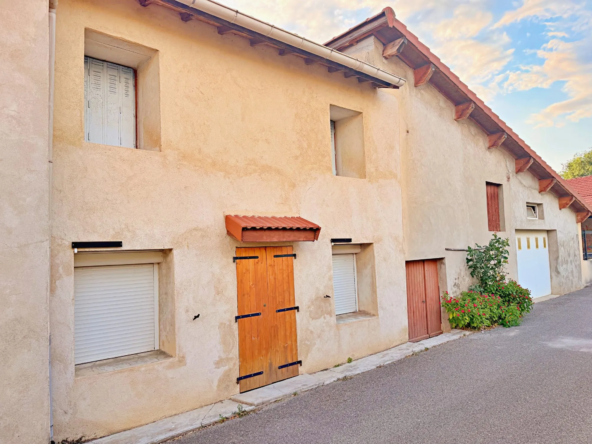 Façade Maison de village à Montélier avec dépendances et travaux à prévoir