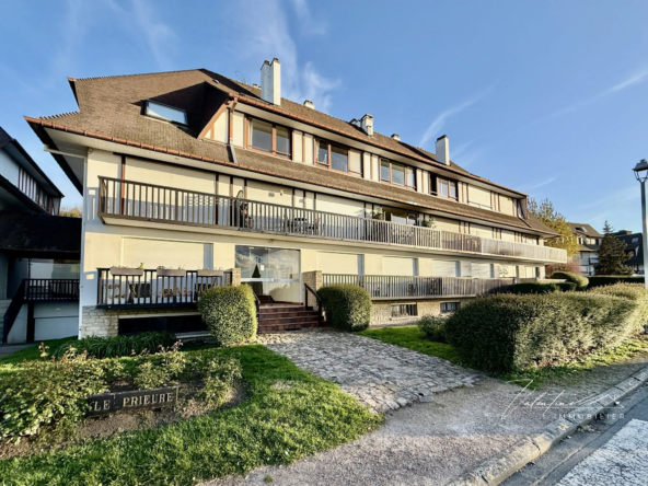 A vendre à Benerville-sur-Mer : Duplex meublé avec piscine sur la Côte Fleurie