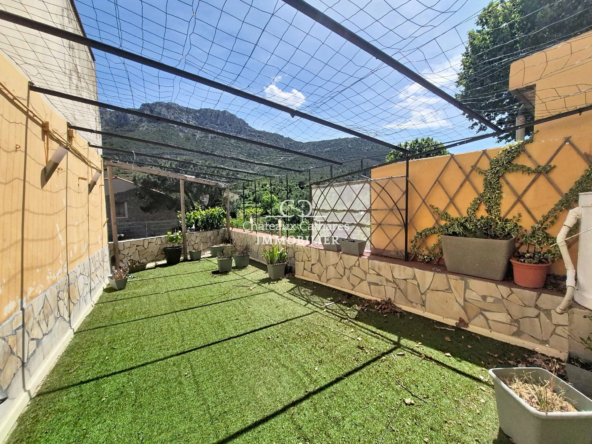 Maison à Maury avec terrasse et potentiel commercial, vue dégagée