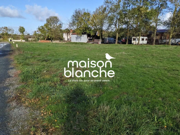 Grand terrain viabilisé à La Jonchère, proche du centre et au calme, idéal pour construire votre maison