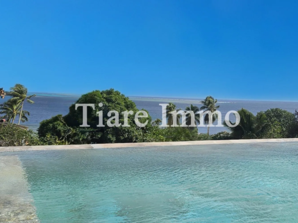 Villa d'exception avec vue panoramique sur Moorea, piscine et bungalow à vendre