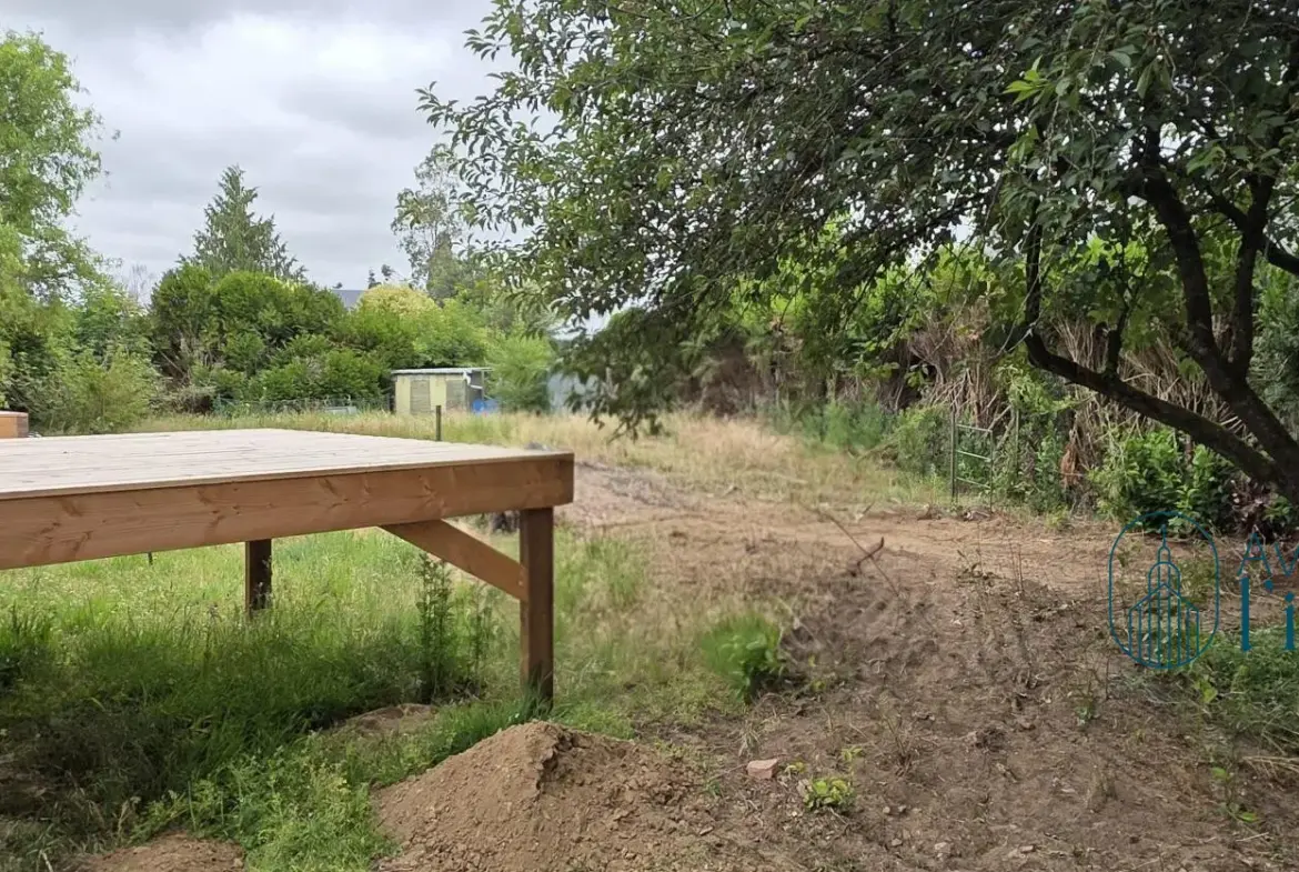 Maison à Briollay avec jardin, garage et potentiel de rénovation 