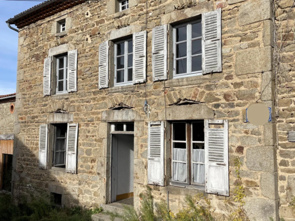 Maison de village avec grange et grand terrain à Saint-Flour