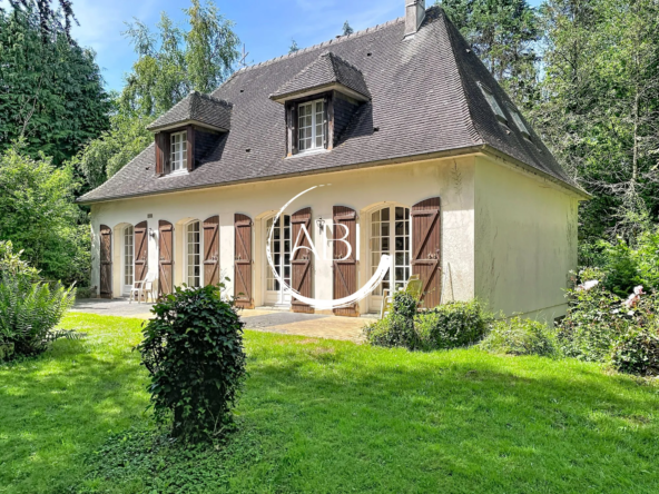 Propriété à La Ferté-Macé avec maison, dépendance et grand terrain arboré