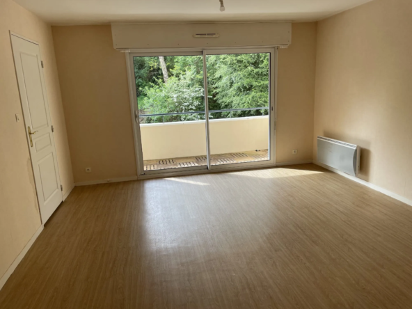 Appartement 3 pièces à Quimper avec balcon, parking et garage dans résidence sécurisée