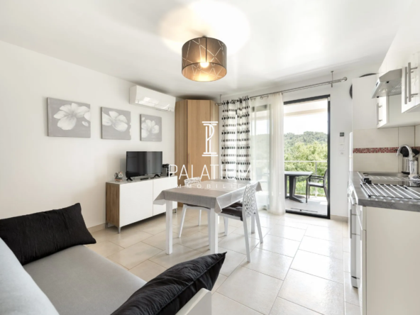 Studio rénové avec terrasse, piscine et parking à Greeoux-les-Bains