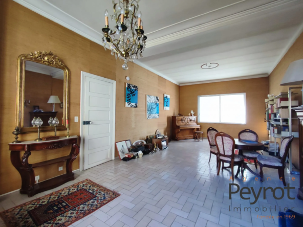 Maison de village à rénover avec terrasse et 12 pièces à Millas
