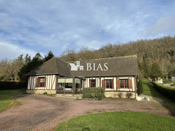 Maison à vendre au Bec Hellouin avec grand terrain, garage et véranda