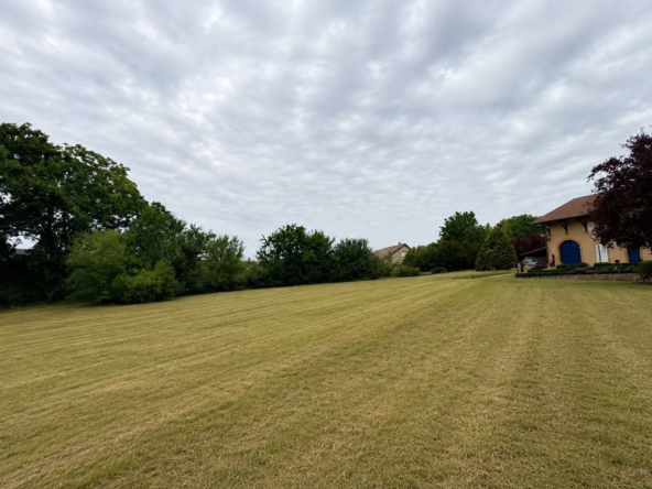 Terrain constructible de 918 m² à Corny-sur-Moselle, idéal pour votre maison