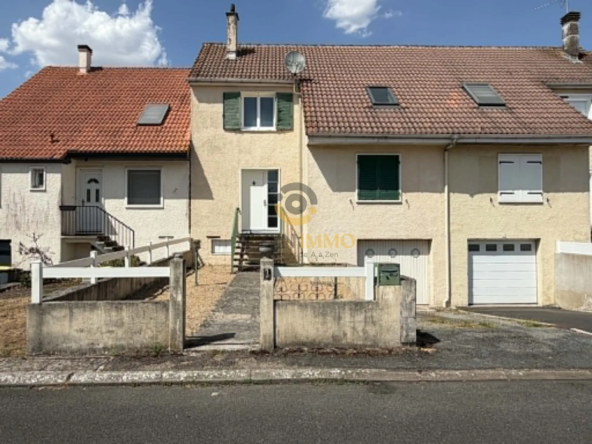 Maison à Parthenay avec 3 chambres, garage et terrain clos - Idéalement située