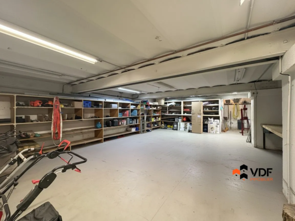 Local commercial de 155 m² à vendre à Roanne, idéal pour artisan ou stockage