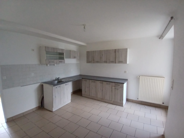 Maison de campagne à Ahuillé avec dépendances et garage - Prix 140 000 €