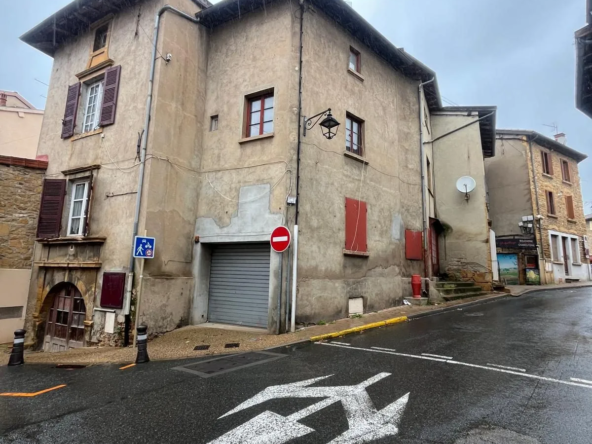 Maison à rénover à Bois-d'Oingt avec fort potentiel dans un village recherché