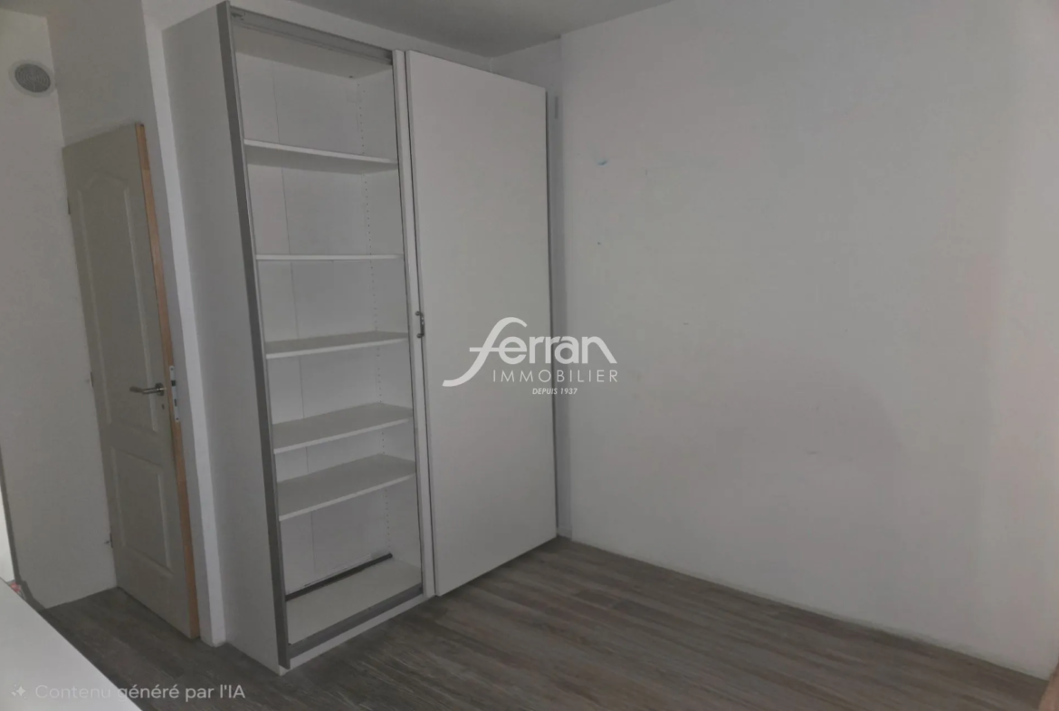 À Villecroze, murs commerciaux de 30 m² à vendre en emplacement de choix 