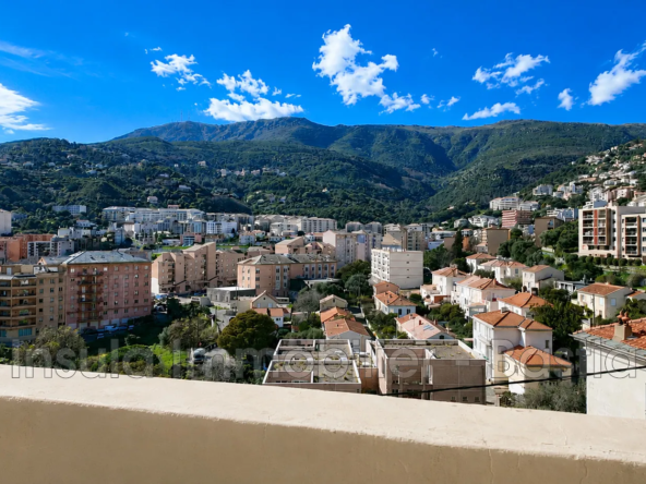 Appartement T4 à Bastia avec terrasse, vue panoramique et fort potentiel