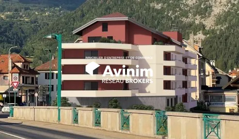 Local commercial neuf à Cluses avec vitrine, livraison 2026