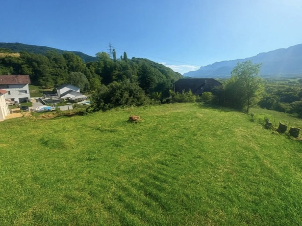 Terrain constructible de 796 m² à vendre à Les Mollettes, cadre calme et sécurisé