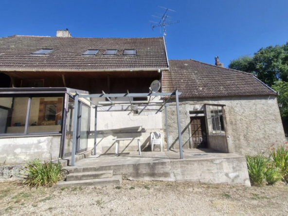 Charmante maison avec gros volume, grange et potentiel de rénovation à Auvillars-sur-Saône