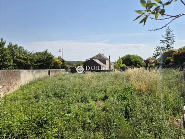 Terrain constructible de 500 m² à Liré, idéalement situé en centre bourg