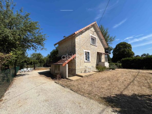 Maison à rénover avec dépendances et terrain en Charente à Chassiecq