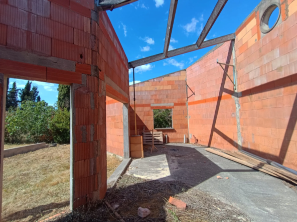 Terrain avec maison à finir à Badens - Projet de rénovation pour professionnels et bricoleurs