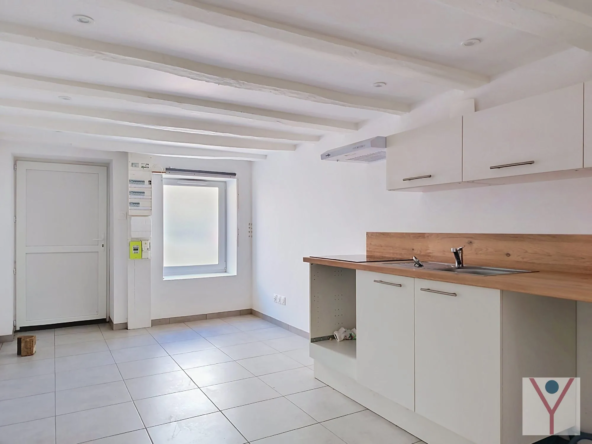 Maison de village rénovée à Neuville-les-Dames - 41 m², Cave, 3 Niveaux