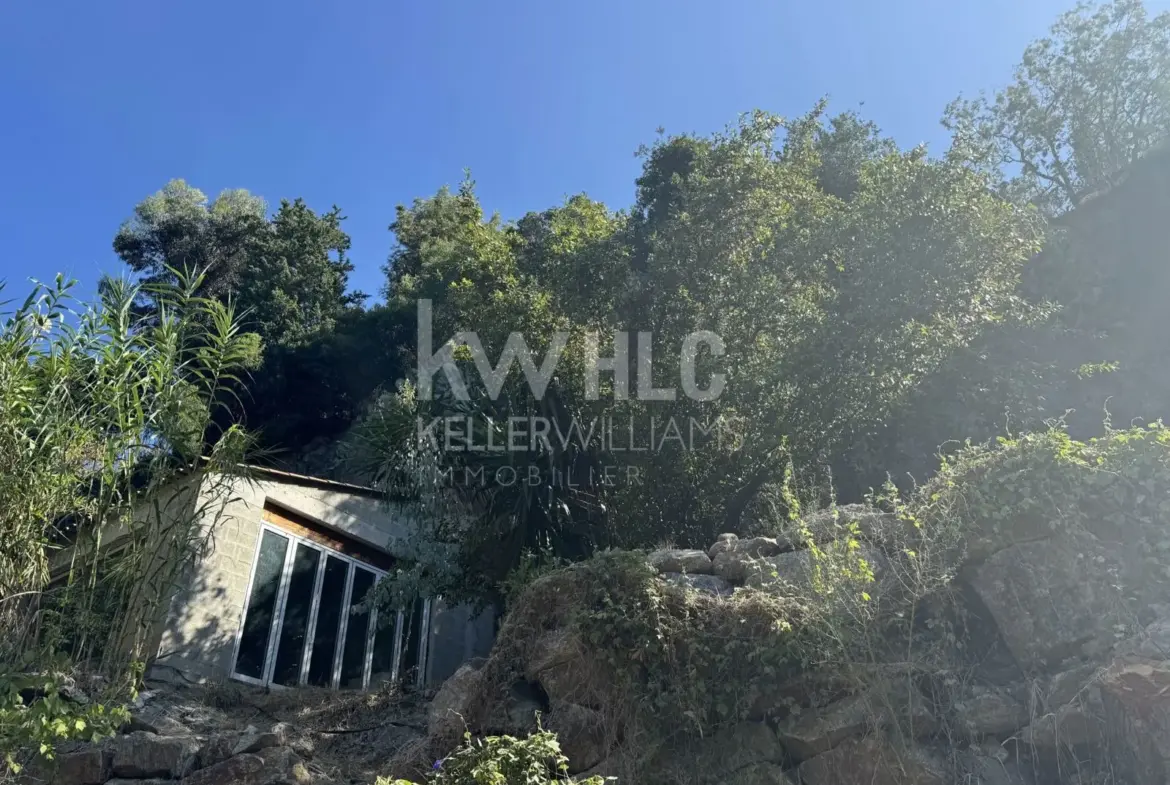 Maison 2 pièces à rénover avec grand terrain au Golfe-Juan 