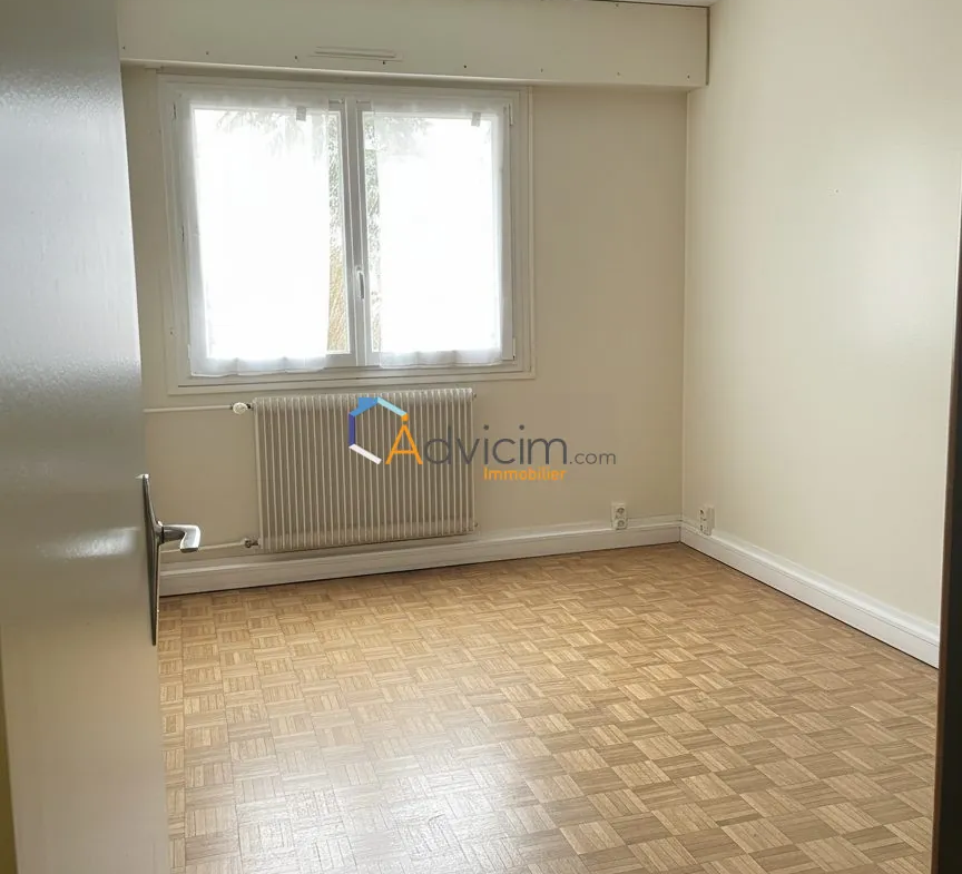 Appartement à vendre à Olivet, résidence Beauséjour avec piscine et parking 
