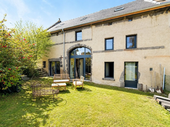 Maison atypique en pierre à Charbonnières-les-Varennes - Rénovée, lumineuse et chaleureuse