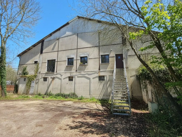 Entrepôt de 270 m² à vendre à Maule, idéal stockage ou activité professionnelle