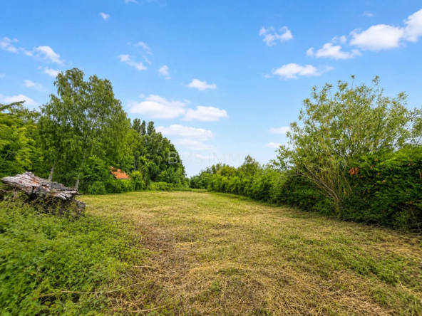 Terrain constructible de 1414m² avec vue sur le clocher à Moncheaux