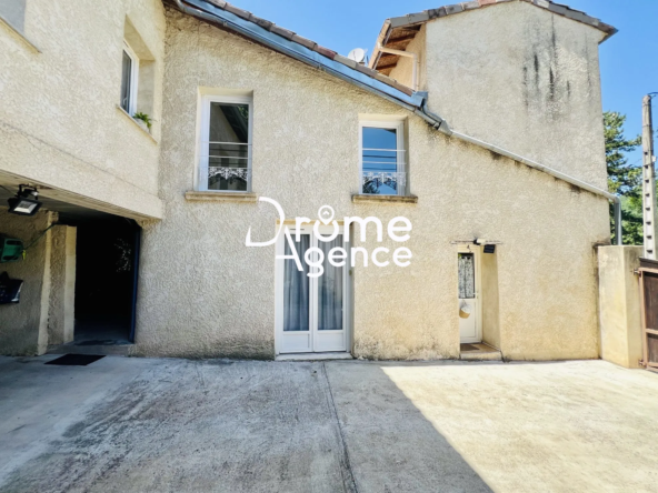 Maison de village à Peyrus avec cour, cave et potentiel d'aménagement