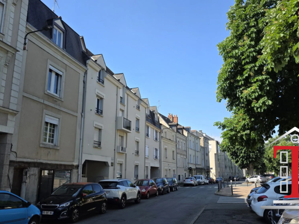 Local commercial dans la Doutre à Angers avec vitrine et cour privative