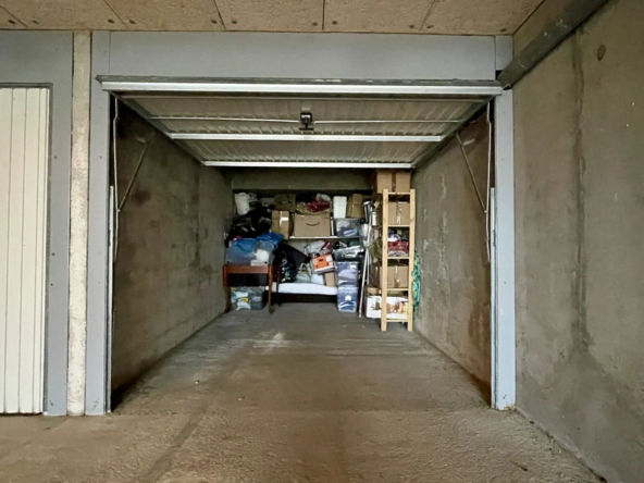 Garage en sous-sol à La Chaume - Accès facile et grande taille