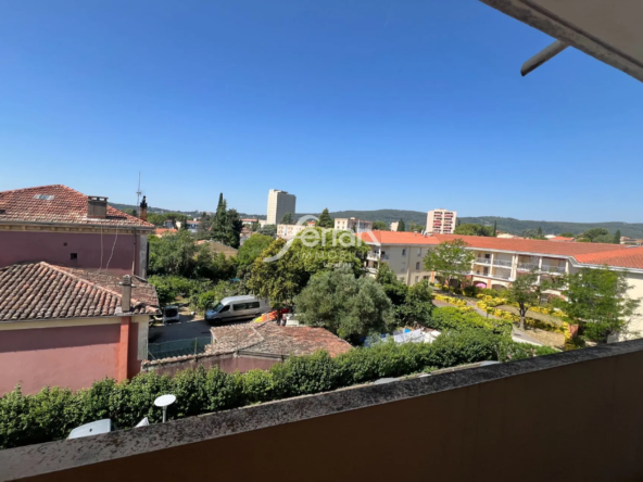 Appartement T3 de 63 m² à Draguignan avec terrasse et cave