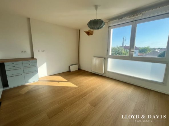 Appartement T2 rénové avec loggia et parking à Bègles