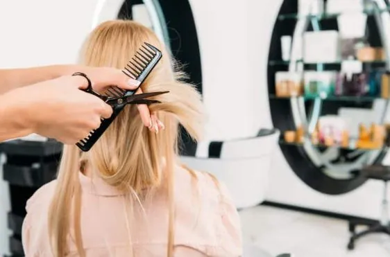 Fonds de commerce pour salon de coiffure à vendre à Annecy - Emplacement central et potentiel de croissance