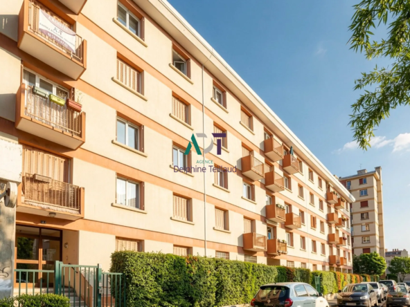 Appartement T4 à Grenoble à rénover avec vue dégagée et cave